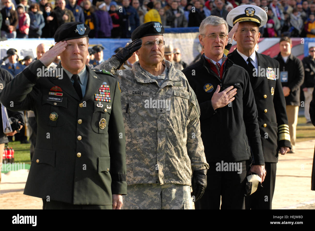 Leutnant General Franklin Hagenbeck, Armee-Stabschef General George Casey Jr., Secretary Of The Army John M. McHugh und Joint Chief Vorsitzenden Admiral Mike Mullen Rendern Auszeichnung während des Abspielens der Nationalhymne vor dem Start des Spiels 110. Army Navy am Lincoln Financial Field in Philadelphia, PA., 12. Dezember 2009. Das Army Navy-Spiel ist eine Tradition aus dem Jahr 1890. Es ist die letzten regulären Saison College-Football-Spiel und Inter-service "prahlen" auf der Linie. 110. Army Navy Spiel 231585 Stockfoto