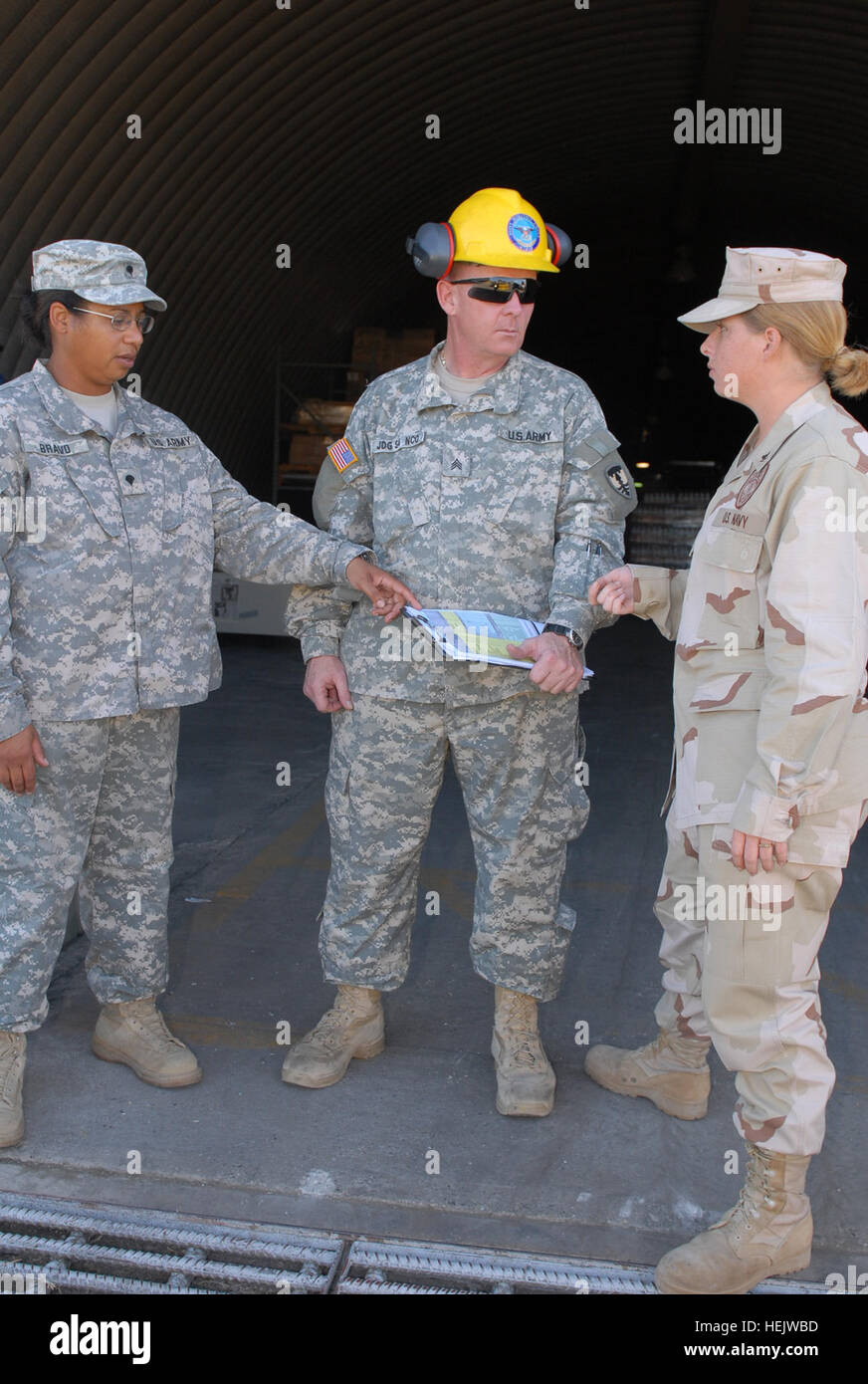 GUANTANAMO BAY auf Kuba – Armee Spc. Johanna Bravo, verließ, und Armee Sgt. Kevin Foley, verbunden mit der Rhode Island National Guard 118. Military Police Battalion und Navy Petty Officer 3rd Class Tiffany Irving, befestigt, Marine Expeditionary Wachbataillon, alles bereitgestellt, Joint Task Force Guantanamo gehen über Auskünfte im Lager Camp America, 14. Dezember 2009. Die Service-Mitglieder unterstützen Versorgung für JTF Guantanamo Joint Haft Group. JTF Guantanamo durchführt, sichere, humane, rechtliche und transparente Pflege und Obhut der Gefangenen, einschließlich derer von Militärgericht verurteilt und Stockfoto