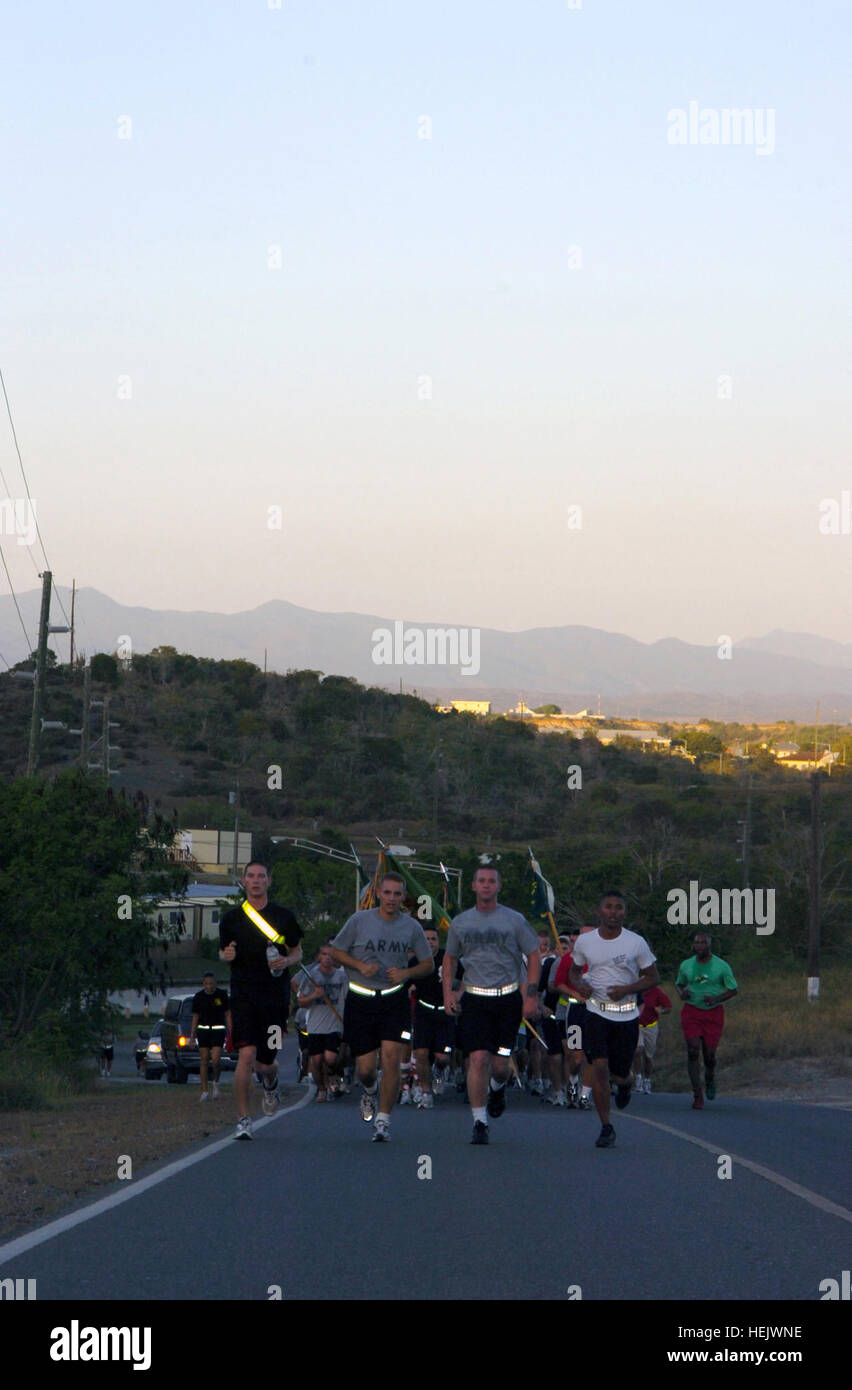 Soldaten der Joint Task Force Guantanamo 525th Military Police Battalion und andere Service-Mitglieder aus Joint Task Force Guantanamo beteiligte sich an einem 5,25-Kilometer Urlaub Volkslauf, 18. Dezember 2009. Der Lauf durch die Innenstadt von US Naval Station Guantanamo Bay vor Übernahme von schwierigeren Gelände und Hügel in der Basis aufgezogen. Mitglieder des 525th MP-Bataillons sind hier stationiert, auf 12-Monats-Rotationen und bieten einen Teil der Wache Kraft innerhalb der Haftanstalten in JTF Guantanamo. 525th MP Battalion Urlaub laufen 233635 Stockfoto