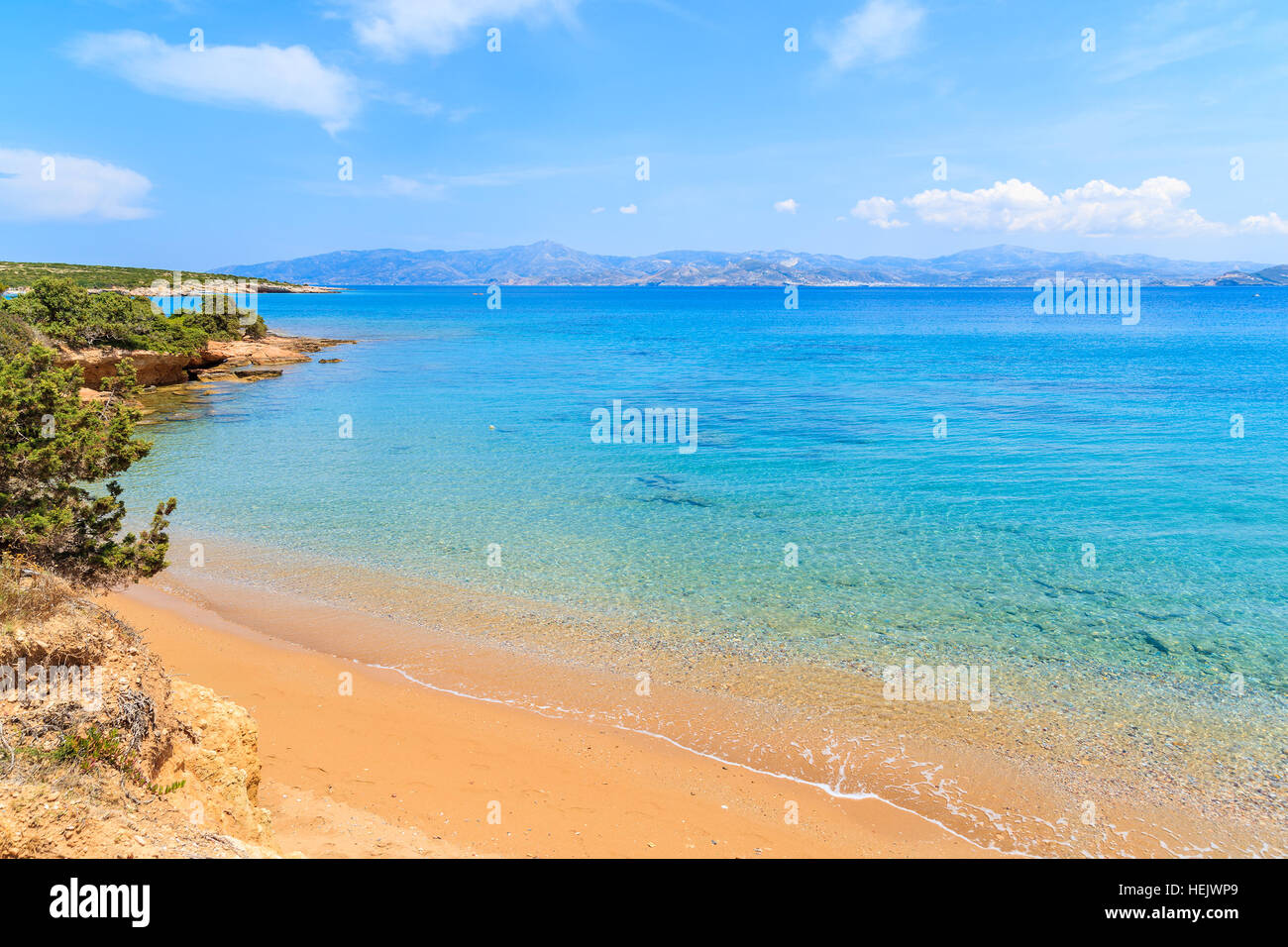 Blick auf den schönen Strand in der kleinen Bucht auf der Insel Paros, Griechenland Stockfoto