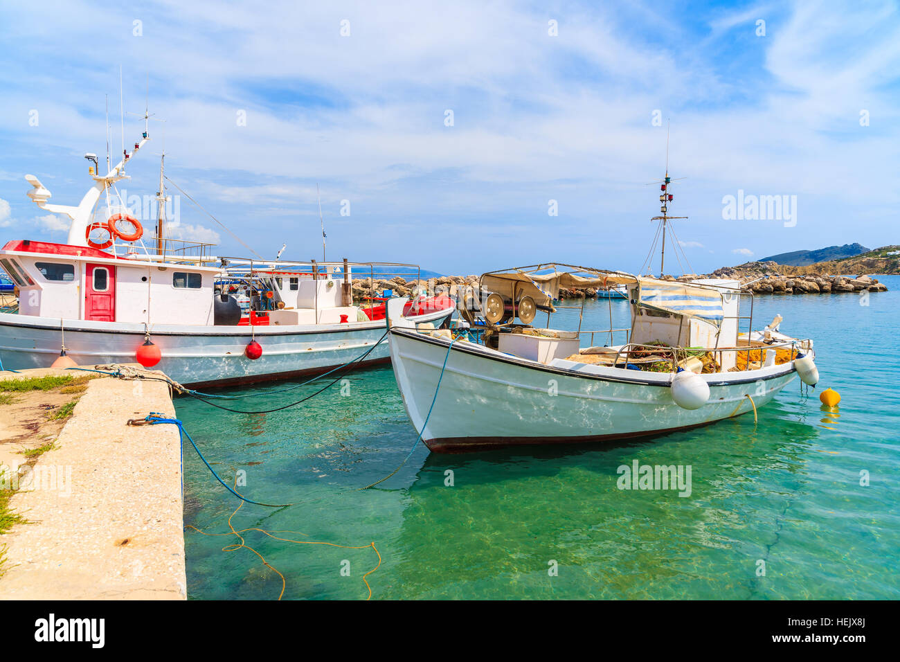 Traditionelle Fischerboote im Hafen von Ampelas auf der Insel Paros, Griechenland Stockfoto