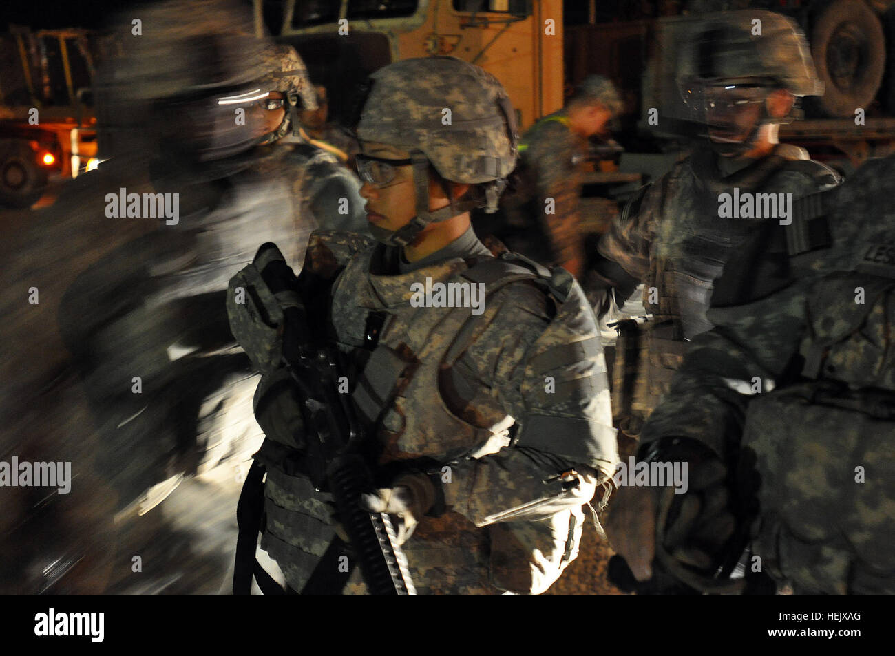 Staff Sgt Aroon Revilla, die Versorgung Unteroffizier verantwortlich für 40. Trans Gesellschaft und Bangkok stammende beteiligt sich an Pre-Bekämpfung Kontrollen und Überprüfungen vor Kampf vor dem Schlafengehen auf einen Konvoi Mission hier Dez. 28 wiederum überschüssige Ausrüstung am Kontingenz Betrieb Standort Speicher. Flickr - der US-Armee - Soldaten sparen Sie Zeit und unterstützen drawdown Stockfoto