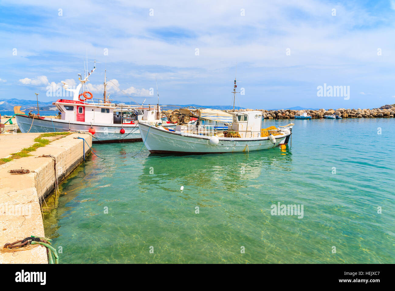 Traditionelle Fischerboote im Hafen von Ampelas auf der Insel Paros, Griechenland Stockfoto