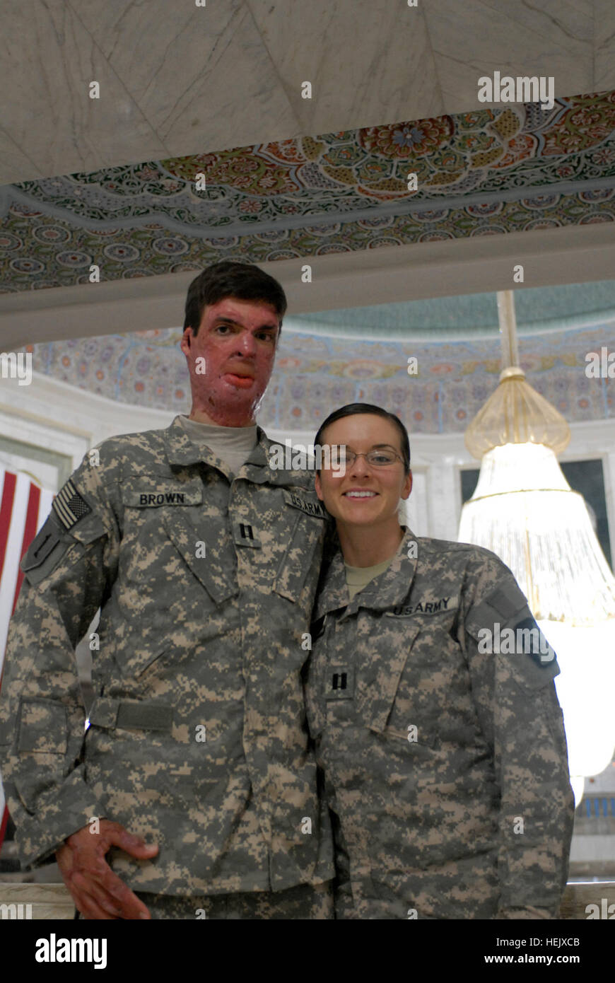 Captain Sam Brown steht mit seiner Frau, Captain Amy Brown, Jan. 1 in Camp Victory-Al-Faw-Palast. Brown erlitt Verbrennungen dritten Grades auf 30 Prozent seines Körpers nach einem improvisierten Sprengsatz in Kandahar, Afghanistan, im September 2008 Blitzeinschlages. Soldatenleben verändern Verletzungen verwandelt sich in einzigartigen Krieg Liebesgeschichte 238033 Stockfoto