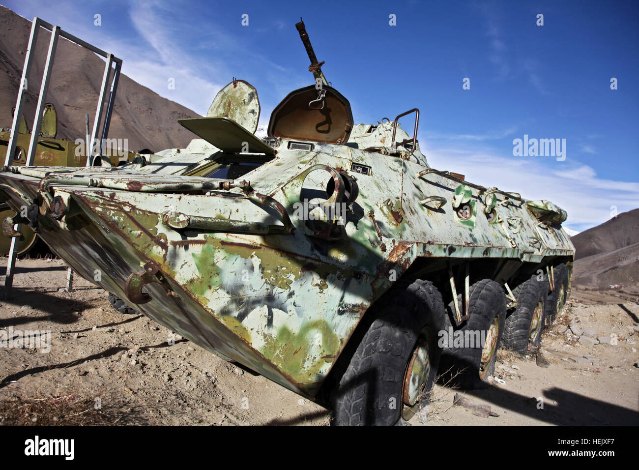 Russische Panzer sind auf dem Display außerhalb Ahmad Shah Massoud-Gedenkstätte in den Panjshir Provinz, Afghanistan, 5. Januar 2010. Massoud war ein afghanischer Lokalmatador und ehemaliger Führer der Nordallianz, kämpfte der Russe während des Sowjetisch-Afghanischen Krieges in den 1980er Jahren. (US Armee-Foto von Sgt. Teddy Wade/freigegeben) Verlassene sowjetische BTR in Afghanistan Stockfoto