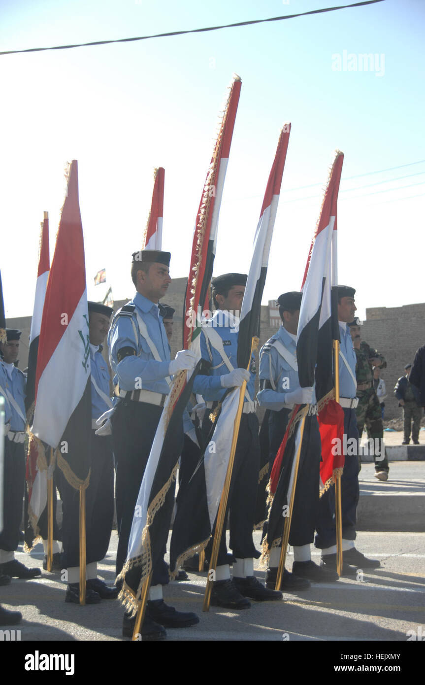 Irakische Polizisten darauf vorbereiten, ihre Nation Flagge während einer Parade in der Nähe der Provincial Joint Command Center in Nasiriyah, Dhi Qar, Irak, Jan. 9 März. Die Offiziere feierten das Jubiläum der Gründung der irakischen Polizei im Jahr 1921. Irakische Polizei Parade 238795 Stockfoto