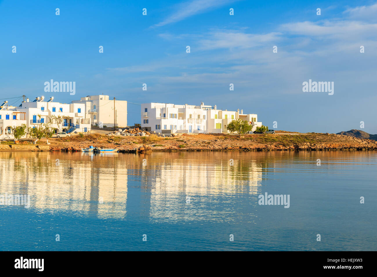 Blick auf Dorf Naoussa zu Sonnenaufgangszeit, Insel Paros, Kykladen, Griechenland Stockfoto