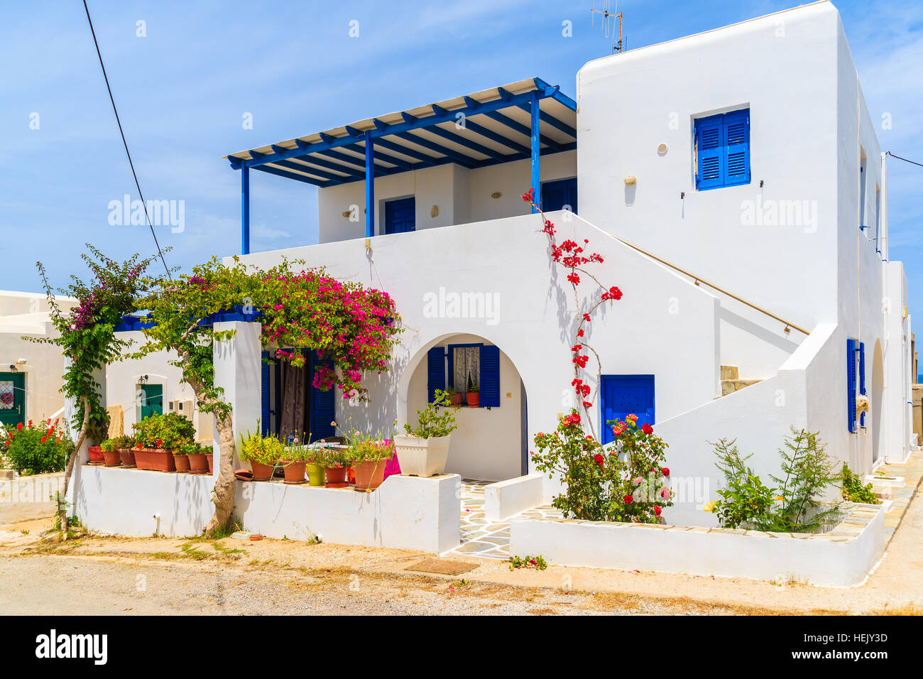 Weißen typischen griechischen Haus auf Straße von Naoussa Stadt, Insel Paros, Griechenland Stockfoto