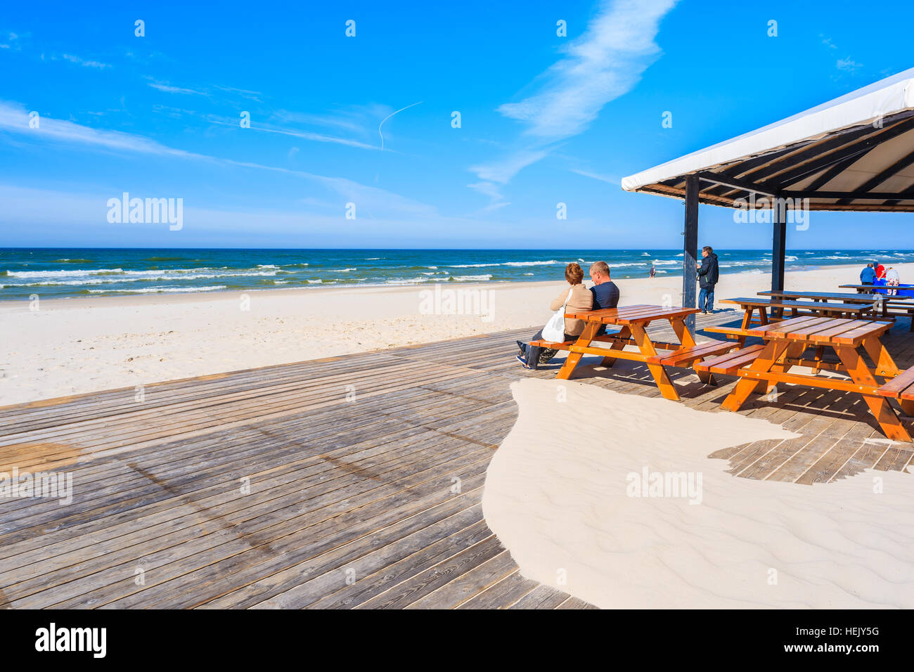 Touristen sitzen in einem Strandrestaurant in Bialogora Dorf, Ostsee, Polen Stockfoto