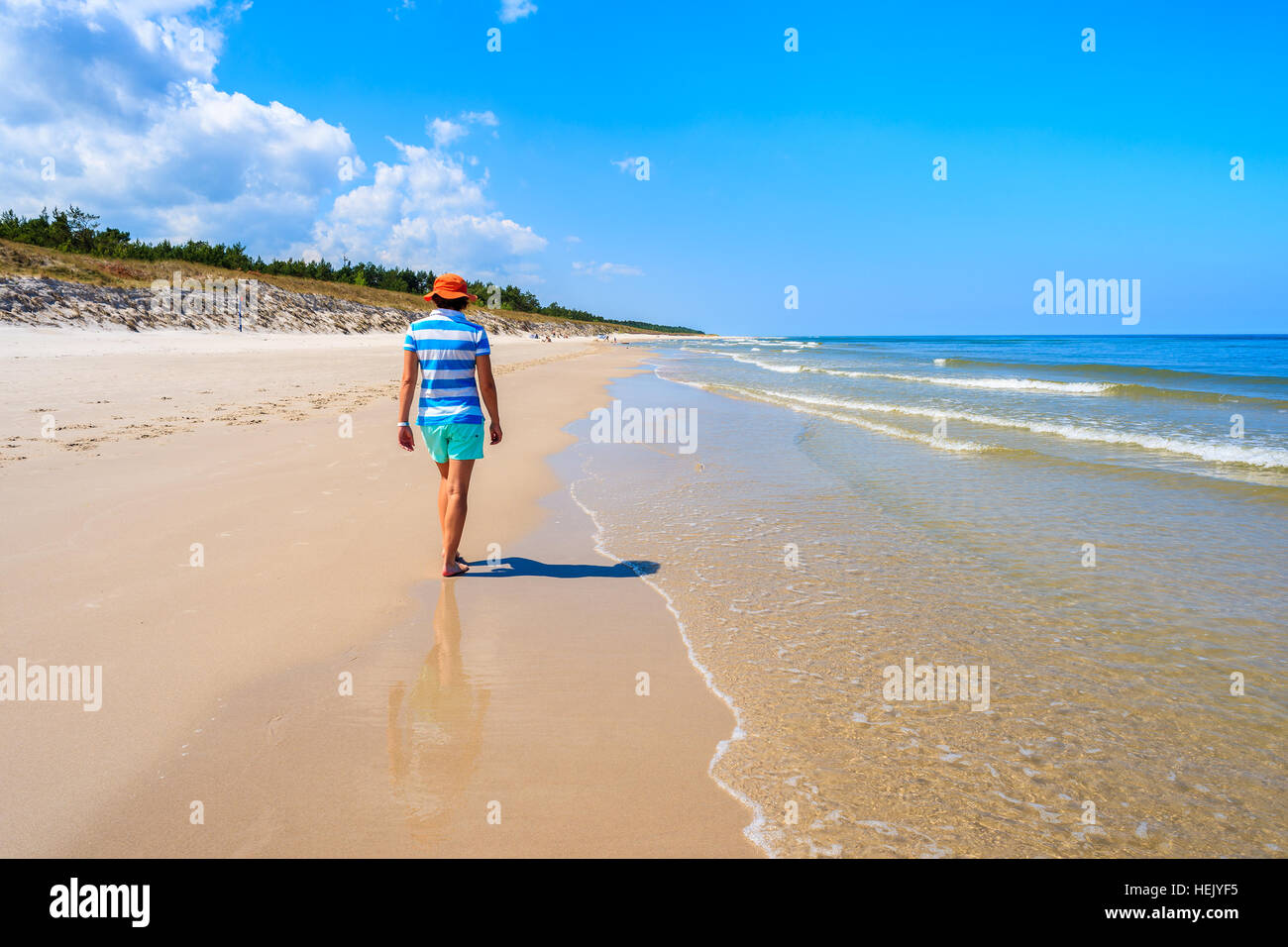 Junge Frau Touristen entlang Meer am Strand von Lubiatowo, Ostsee, Polen Stockfoto