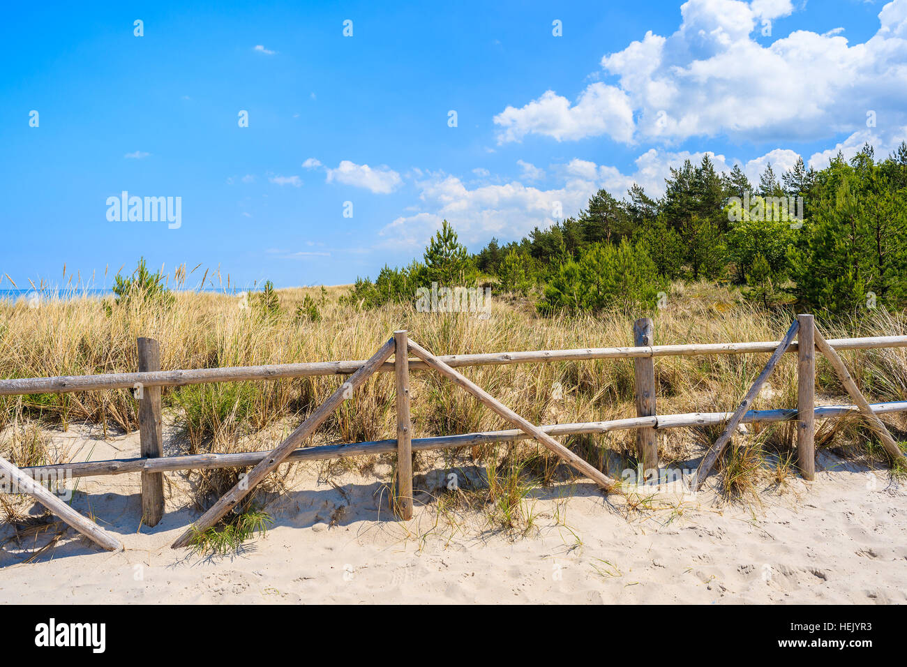 Holzzaun auf Sanddüne auf Küste der Ostsee in der Nähe von Lubiatowo Strand, Polen Stockfoto