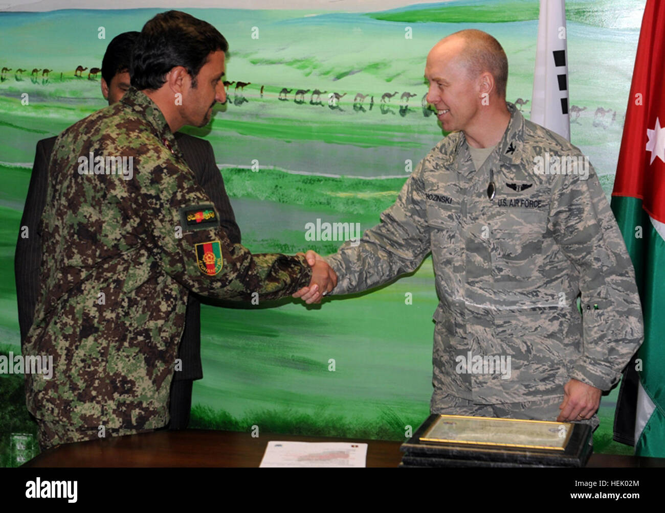 BAGRAM AIRFIELD, Afghanistan – US Air Force Colonel Joseph P. Chozinski, Kommandant der Task Force Med-Ost, präsentiert Afghan National Army Major Dr. Abdul Hachim mit einer Task Force Med Münze bei einer Feierstunde für die Absolventen des afghanischen Trauma Mentorenprogramm an SSG Heide N. Craig gemeinsame Theater Hospital, Bagram Airfield, Afghanistan, 13 Februar. Das afghanische Trauma-Mentoren-Programm ist ein zwei Wochen-Kurs, der Koalition Kräfte Mediziner Afghan National Army, Polizei und zivilen Mediziner zur Behandlung von Patienten mit Traumaverletzungen beibringen kann.  (Foto von US Army Spc. Charles J. Thompson, Stockfoto