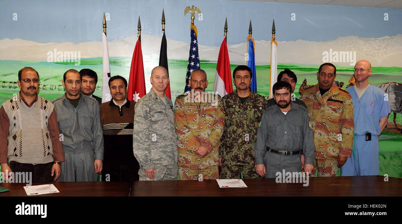 BAGRAM AIRFIELD, Afghanistan – vor kurzem absolvierte afghanische Ärzte Pose mit US Air Force Colonel Joseph P. Chozinski, Kommandant der Task Force Med-Ost, und andere medizinische Fachkräfte im Rahmen einer Zeremonie um zu Ehren ihrer Fertigstellung des afghanischen Trauma Mentorenprogramm an SSG Heide N. Craig gemeinsame Theater Hospital, Bagram Airfield, Afghanistan, 13 Februar statt. Das afghanische Trauma-Mentoren-Programm ist ein zwei-Wochen-Kurs, der ermöglicht, dass die Koalitionstruppen Arzt Afghan National Army, Polizei und zivilen Arzt zur Behandlung von Patienten mit Traumaverletzungen beibringen. (Foto von US Army Spc. Charles J. Tho Stockfoto