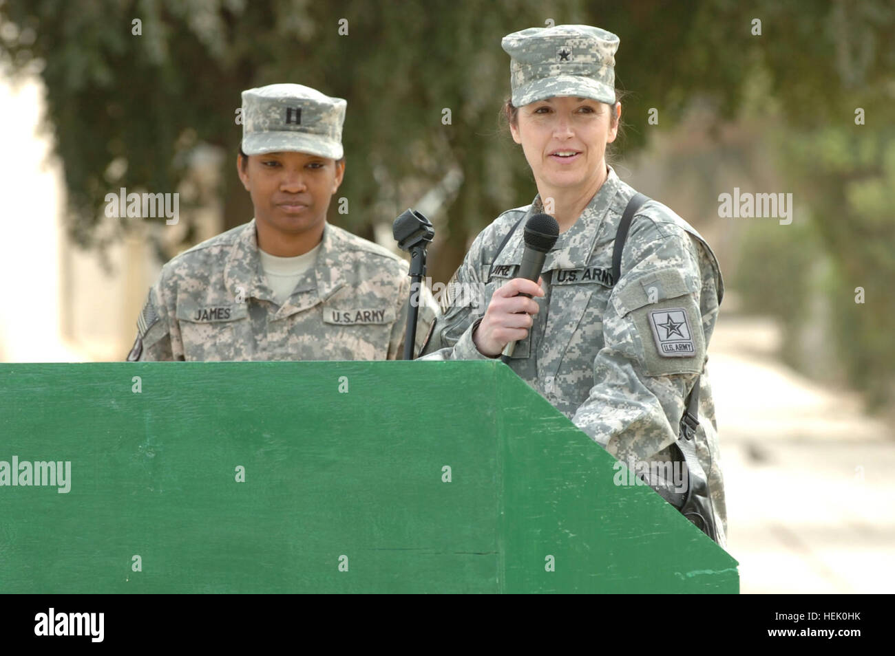 Major General Colleen McGuire spricht während der 22. Militärpolizei Bataillon Änderung der Befehl Zeremonie bei Sgt. Cunningham Field in dem Oberstleutnant Mark Jackson Befehl zum Oberstleutnant Niave Knell aufgegeben. Camp Victory, Bagdad, Februar 25. 22. Militärpolizei Bataillon Änderung des Befehls 256314 Stockfoto