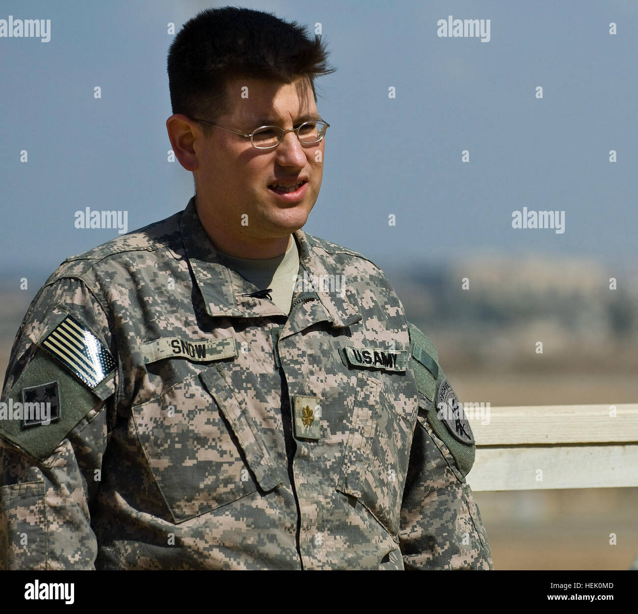 Bagdad, Irak – Army Reserve Major Marcus Snow, Economic Development Officer für die 304. Civil Affairs Brigade wird von Armed Forces Network - Irak über sein Team Hilfe für die irakische Regierung bezüglich dem neuen Iraqi Airways International Business Center im Herzen von der wachsenden Bagdad International Airport (BIAP) komplexe interviewt. Schnee, Ökonom und Finanzberater in der Gegend um Philadelphia, brachte seine Expertise in der finanziellen Entwicklung gerne bei Projekten, die ausländischen Investitionen in den Irak anziehen würde. Er sagte: "der Schlüssel zu nachhaltigem Wachstum ausländische Anleger Stockfoto