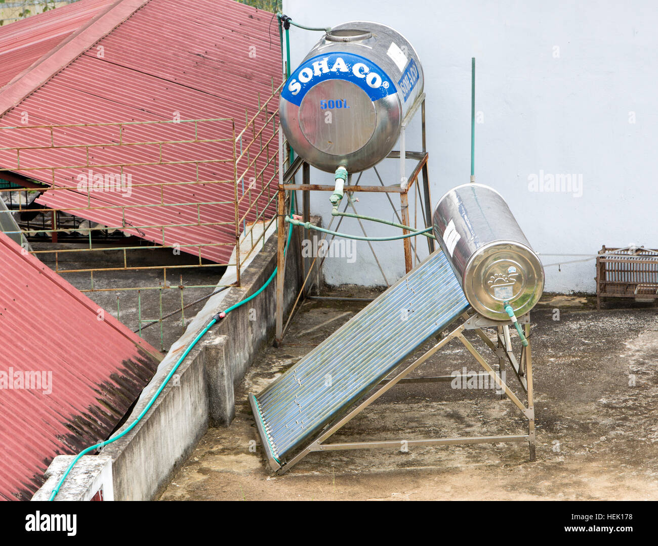 Solar-Warmwasser-Heizung mit Fäkalientank auf auf dem Dach installiert. Stockfoto