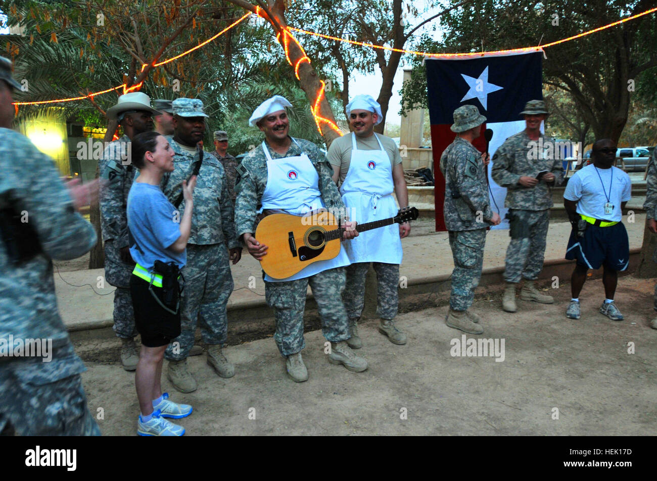 In diesem Bild, veröffentlicht von der Texas Army National Guard präsentiert Team Silverado mit den ersten Platz bei der 72. Infanterie Brigade Combat Team Texas Independence Day Feier und Chili Cook Off auf Lager Wohlstand, Bagdad, März 13. Team-Silverado enthalten Sgt. 1. Klasse Robert Mangel und Sgt. Shelby Ritsick mit der 72. Infantry Brigade Combat Team aus Houston, Texas, Sgt. Rontreal Perkins aus North Carolina, auch mit 72. IBCT und Spc. Christopher Guardiola mit dem 551st Militärpolizei Bataillon von Fort Campbell, Kentucky Camp Wohlstand Texas Independence Day Chili Coo Stockfoto