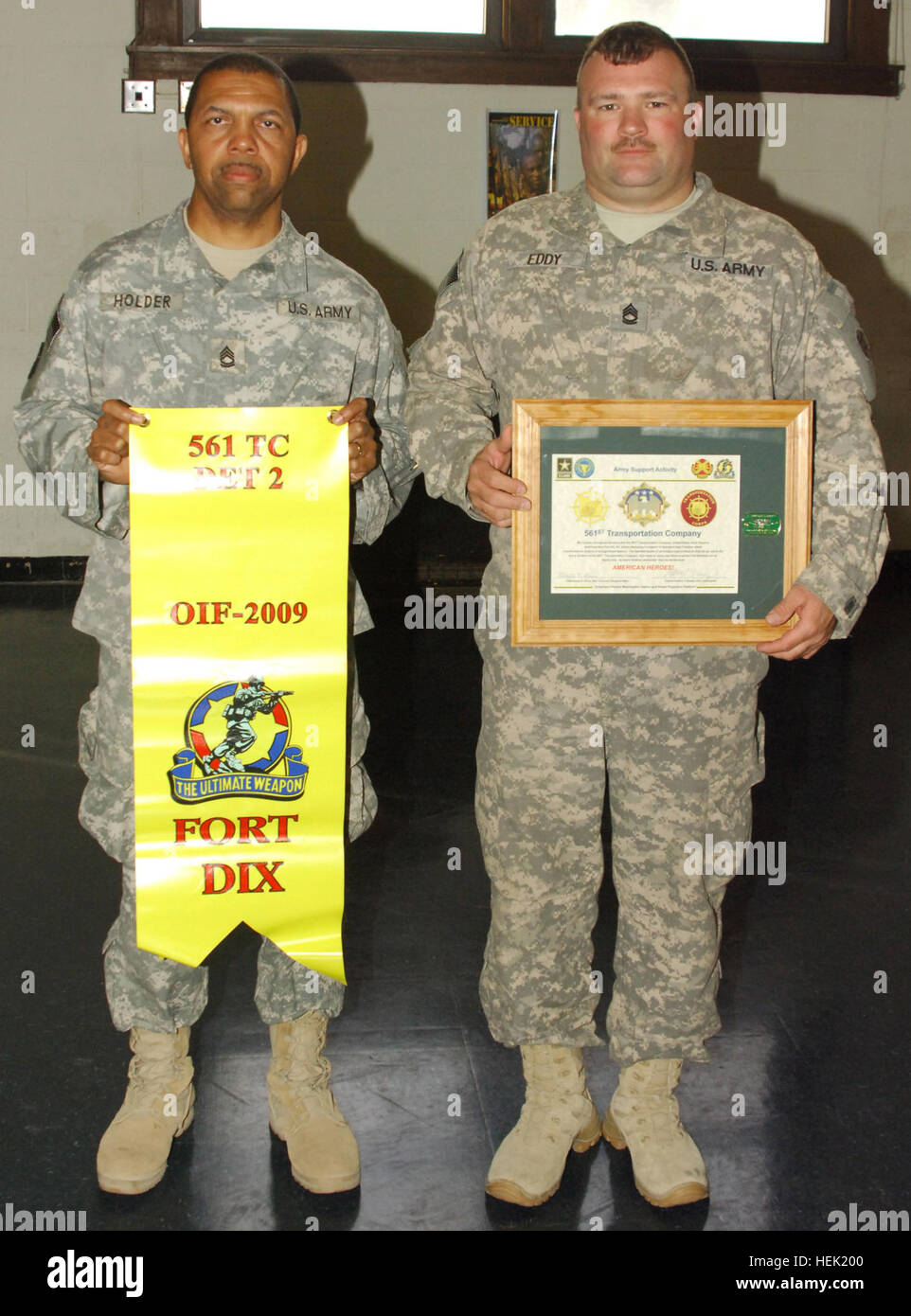Zeigen-mich Zustand Soldaten zurück nach Hause 100405-A-4429M-002 561st Transport Detachment (TC) (Bewegungskontrolle) (MC) Soldaten Sgt. 1. Klasse David Holder, aus Waco, Texas, und Sgt. 1. Klasse Eric Eddy aus Orrville, Ohio, zeigen ihre Einheit gelbes Banner und Welcome Home Beläge nach seiner Rückkehr aus einer Bereitstellung in den Irak an Armee Unterstützung Aktivität-Dix (ASA-Dix) B Company April 5. Die 561 TC (MC) ist eine Armee-Reserve-Einheit aus Springfield, Missouri und führte Luft- und Bodenfahrzeuge Bewegung Operationen in Mosul und Hafen Gates im Irak. Die Organisation von ASA-Dix im vergangenen Frühjahr mobilisiert und erhielten eine Stockfoto