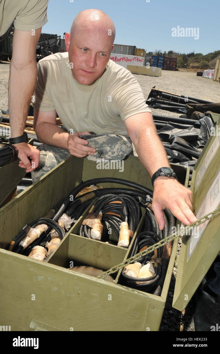 Armee Pvt. Anthony A. Broccardo, stationiert in Joint Task Force Guantanamo mit 525th Military Police Battalion, führt eine Inventur auf Feld Zelte mit anderen Mitgliedern aus seinem Zug, April 9. Hier stationiert, bietet die 525th MP-Bataillon einen Teil der Wache Kraft innerhalb der Haftanstalten in JTF Guantanamo. JTF Guantanamo führt sicher, humane, rechtliche und transparente Pflege und Obhut der Gefangenen, einschließlich der Militärkommission und die verurteilten bestellt von einem Gericht freigegeben. Die JTF führt Intelligenzansammlung, Analyse und Verbreitung für die Schutz-o Stockfoto