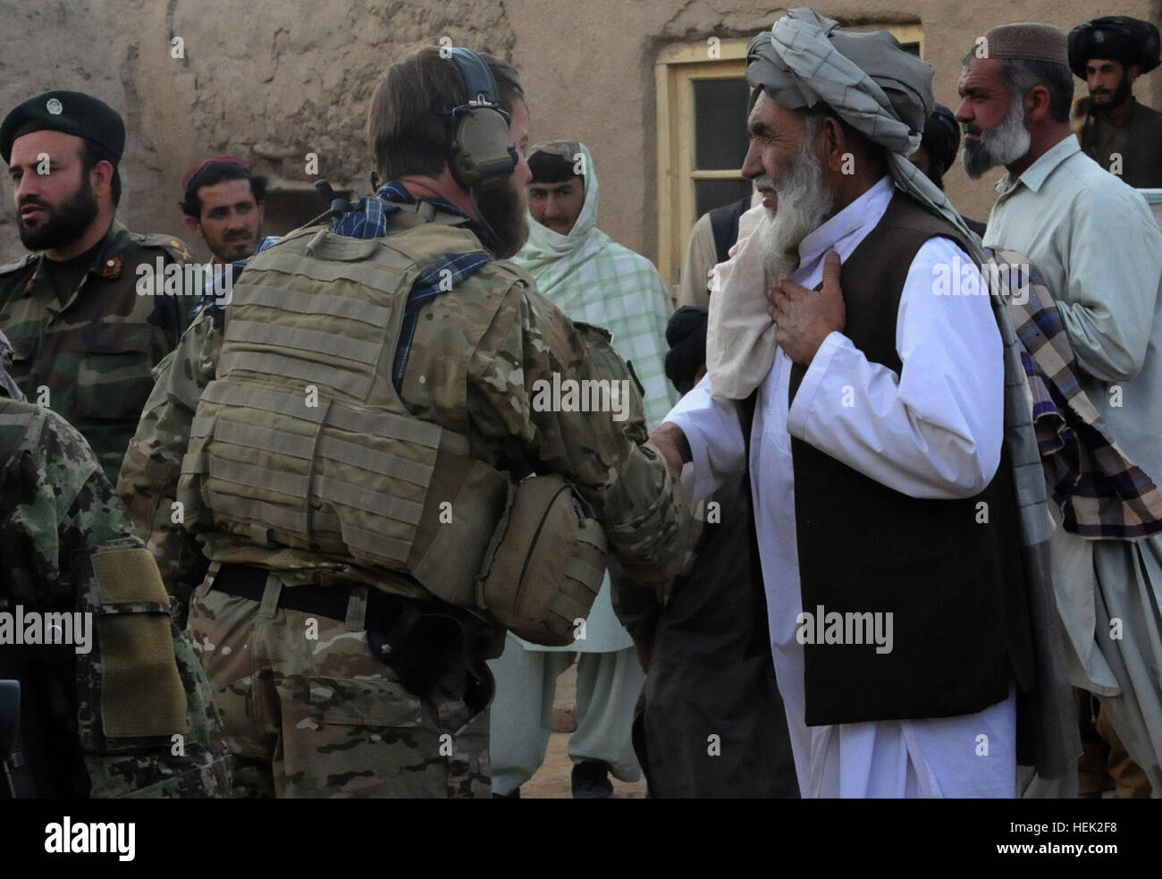 United States Special Forces Soldaten grüßt ein Dorfälteste in Shinkay District, Provinz Zabul vor der Durchführung einer Shura April 20.  Die afghanische Polizei und die afghanische Nationalarmee besuchte auch um ein Viertel zu fördern breite Shura am 30. stattfinden. (US Armee-Foto von SGT Debra Richardson) Arbeit der afghanischen Polizei im Shinkay Bezirk 283198 Stockfoto