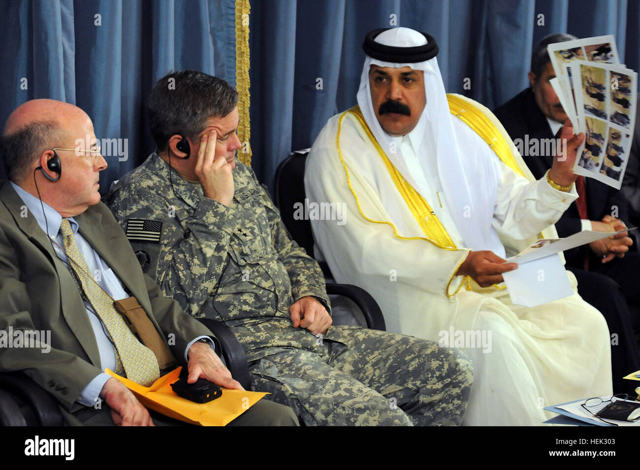 Shaykh Ayyad al-Juburi, der Vorsitzende des Rates Bagdad Gürtel, statt 29 April Kontingenz operative Lage Wohlstand, zeigt Fotos, die Ratsmitglieder über die Aktionen der irakischen Sicherheitskräfte als Generalmajor Terry Wolff, des Kommandierenden Generals der 1. US-Panzerdivision und US-Division - Center hört. Während des Treffens, verschiedenen militärischen und zivilen Führer erhielten die Möglichkeit sich mit Fragen und sprechen über Lösungen in einem offenen Forum-Umfeld. Diskutieren Sie Bagdad-Führer zu sammeln, Bedenken 274999 Stockfoto