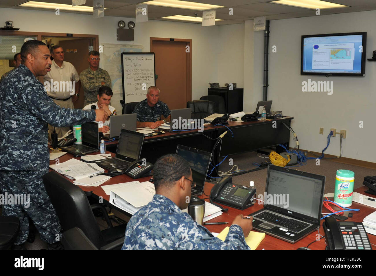 SPC. Patrick A. Campbell, Senior Chef kulinarisch, der Kampf Uhr Commander for emergency Operations Center in Naval Station Guantanamo Bay, briefs Marinestation und Joint Task Force Guantanamo Personal während eines Basis-weite Hurrikan Preparedness Trainings Bulkeley Hall. (Foto: US-Armee Sgt. Cody Black) Hurrikan Preparedness Übung 277886 Stockfoto