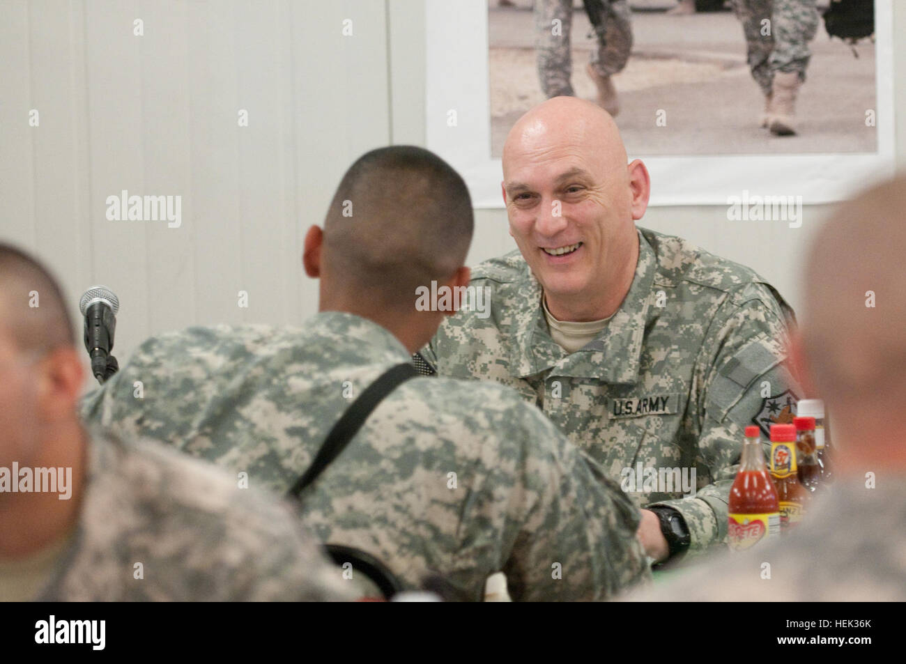 General Raymond Odierno, Kommandierender general der United States Forces - Irak, plaudert über Mittag mit ein Fallschirmjäger mit 1. Brigade der 82. US-Luftlandedivision (beraten und unterstützen Brigade), 8 Mai, am Camp Ramadi, Irak. Der General ist mit eine USO Tour mit National Football League Spieler Shaun O'Hara, Zentrum für die New York Giants und Charles Tillman, Cornerback für die Chicago Bears unterwegs. NFL-Spieler besuchen Truppen in Ramadi 277518 Stockfoto