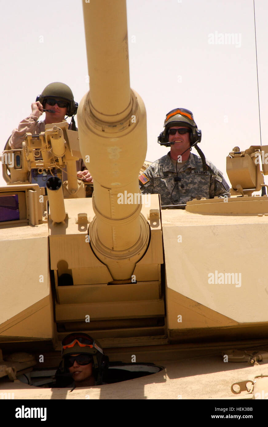 Sergeant-Major der Armee Kenneth Preston (oben rechts), Leeann Tweeden, The Best Damn Sports Show Period Korrespondent (unten) und Sgt. 1. Klasse Dale Green, Army Field Support Battalion Kuwait (links) darauf vorbereiten, ein M1A1-Panzer am Camp Arifjan 27 Mai fahren. Tweeden Preston Stockfoto