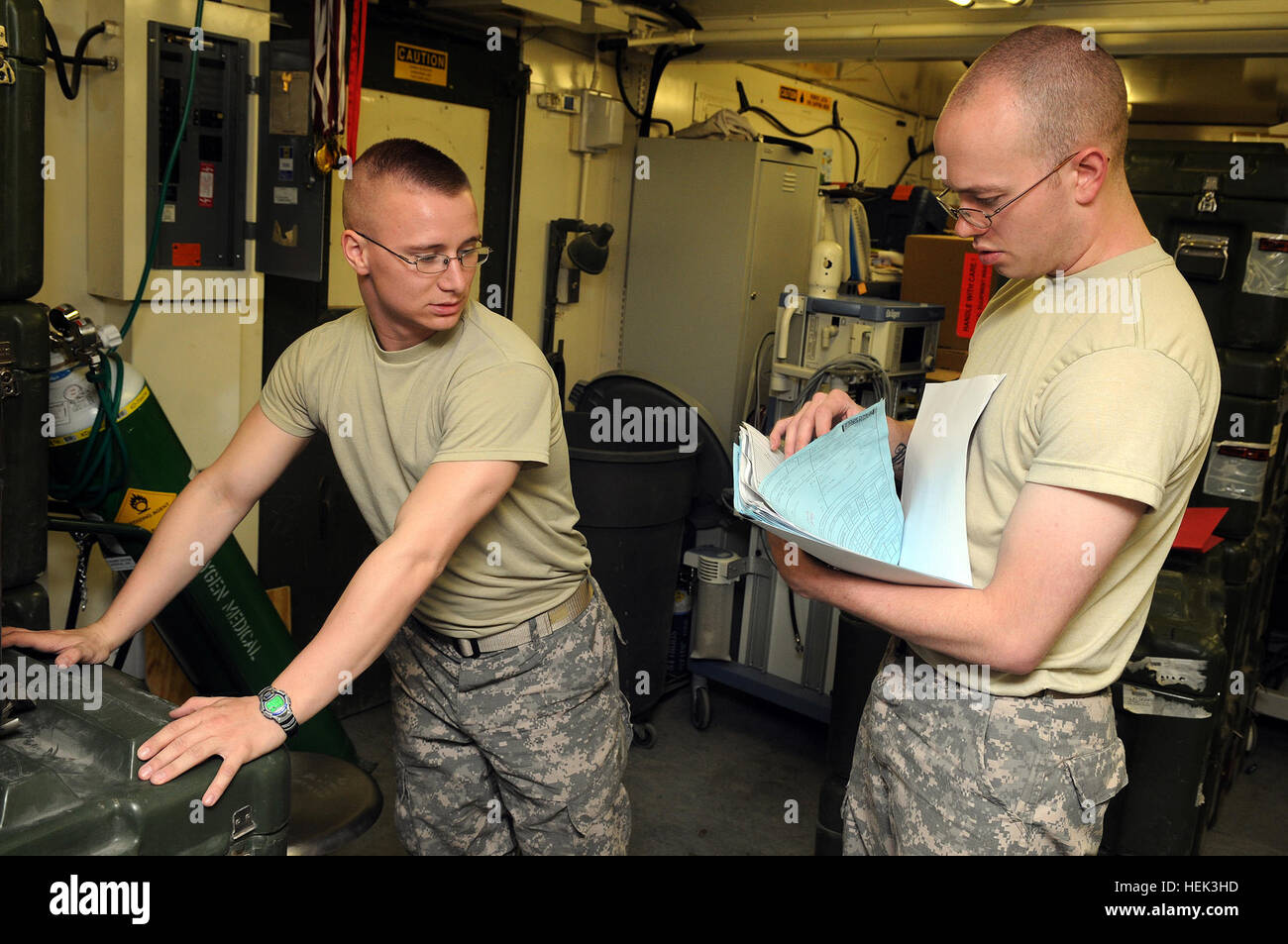 Überprüfen Sie SPC. Andrew Sergeant von Milwaukee, Wisconsin, USA, und Spc. John Carter der Martinsburg, W. VA., ein Lager Anästhesie-Maschinen in der US-Armee Medical Materiel Center Southwest Asia am Lager als Sayliyah, Mai 26. Die beiden Soldaten lernte in 2008, beim Abschluss eines 41-Woche biomedizinische Geräte Technologe Kurses Sheppard Air Force Base, Texas. Biomedizinischen Reparatur Spezialisten fachsimpeln in Katar 283643 Stockfoto