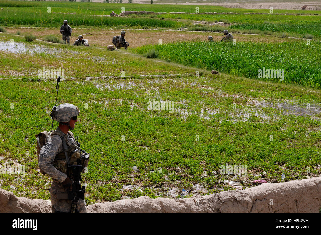 Bei einem Besuch in das Dorf Kwajangur im afghanischen Kherwar Bezirk, mit Soldaten aus der Truppe C, 1. Staffel, 2. Zug, 91. Kavallerieregiment post 173rd Airborne Brigade Combat Team, Truppen von der 2. Kompanie, 1. Kandak, 4. Brigade, Afghan National Army, Sicherheit, während sie nach Waffen suchen, Juni 6. ANA Truppen fand ein Maschinengewehr, eine AK-47 und Munition nach Entgegennahme der Berichte der Aufständischen mit Waffen innerhalb des Dorfes. ANA findet Waffen auf Mission, abgelegenen Dorf 289784 Stockfoto