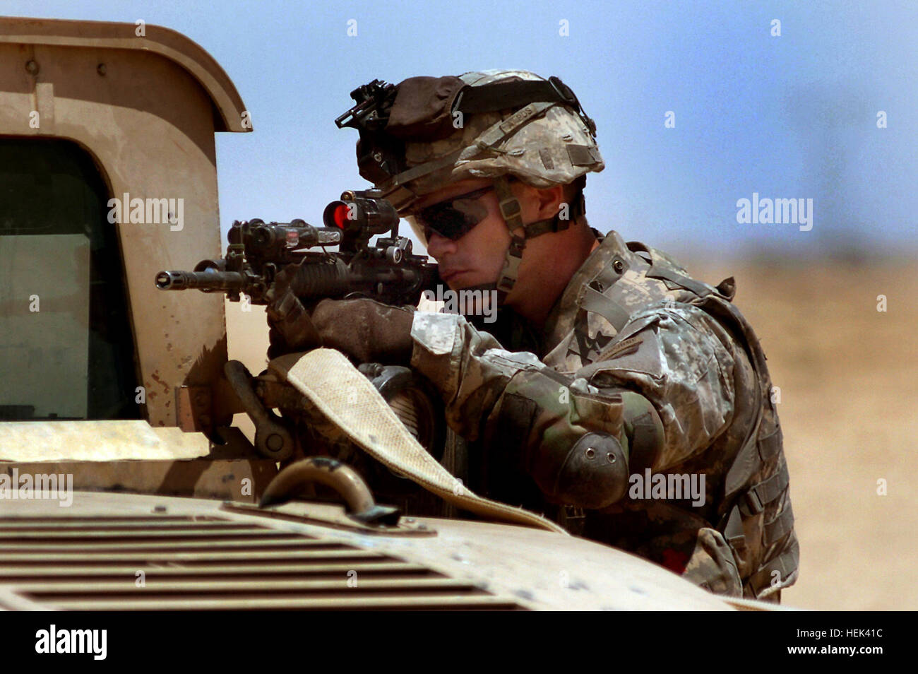 SPC. Johnathan Nix aus der 1. Staffel, 33. Kavallerieregiment, 3rd Brigade Combat Team, geht 101. US-Luftlandedivision in Deckung während einer Schießerei mit Anti irakischen Truppen während der Operation Starlite, einer neuntägigen Mission in Salah Ah Din Provinz des Irak. Die Mission wurde durchgeführt, um den Bereich der irakischen Streitkräfte Anti befreien. 1-33 CAV Operation Starlite 25891 Stockfoto