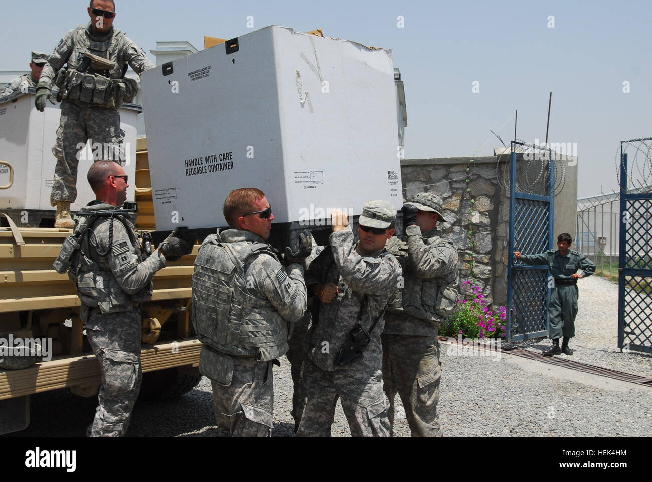 Soldaten aus zivil-militärische Operationen, 1-178. Field Artillery Battalion, South Carolina Army National Guard, entladen eine Kiste der humanitären Hilfe für 170 Kinder Leben bei der Badam Bagh Frauen Korrekturmöglichkeit in Kabul Provinz. Die Gardisten aus South Carolina lieferte sechs Kisten mit Hilfe einschließlich decken und Kleidung.  Sie sind auf einen ein-Jahres-Deloyment zur Unterstützung der Operation Enduring Freedom. South Carolina Soldaten liefern Hilfe für afghanische Kinder 297512 Stockfoto