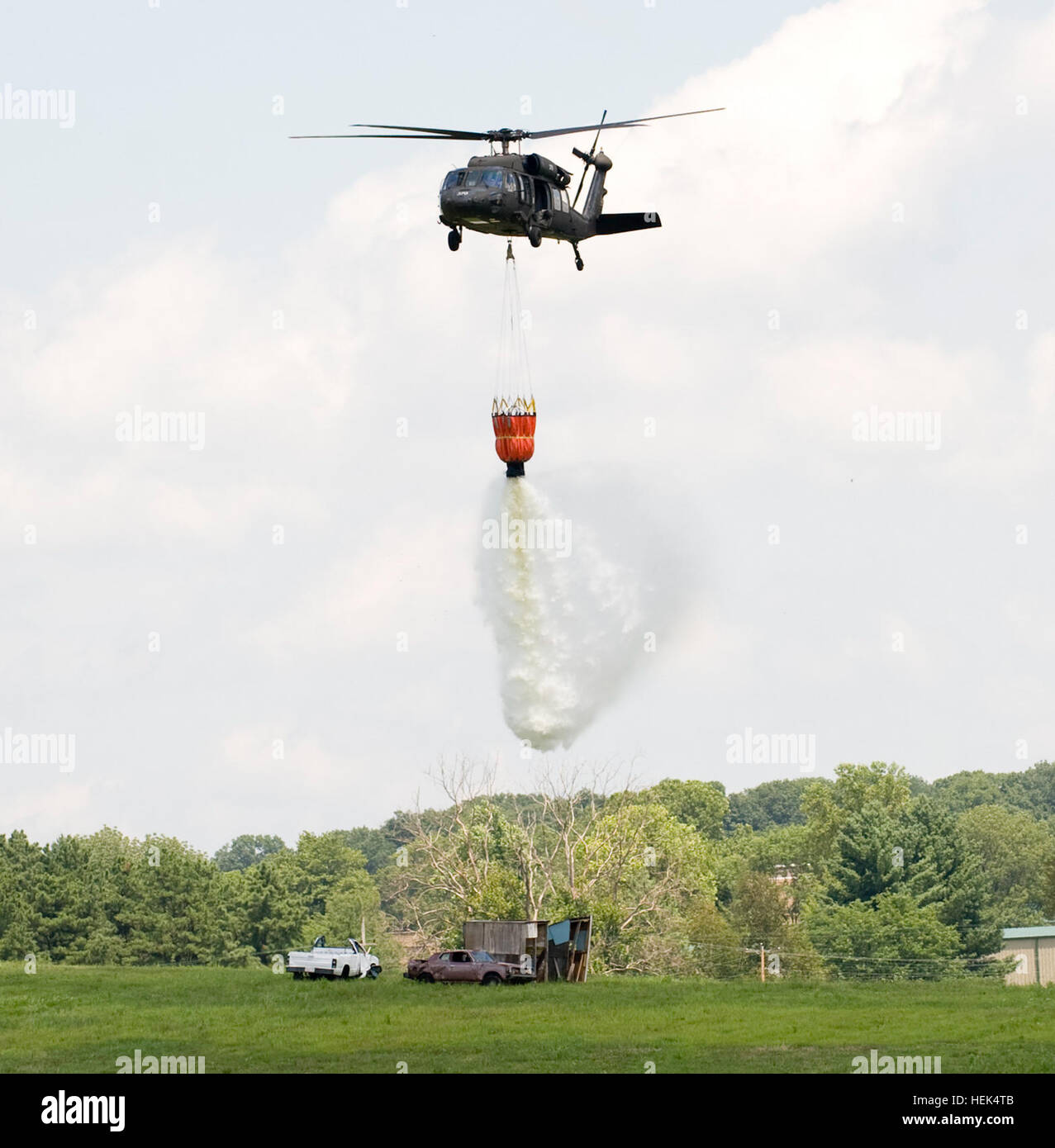 Ein UH-60 Black Hawk-Hubschrauber von der Indiana National Guard 1-als 137. Spieler Aviation Battalion führt einen "Bambi Bucket" Tropfen entworfen, eine große Menge von Wasser auf ein einzelnes Ziel an Muscatatuck Urban Training Center 17.Juli während lebendige Antwort, ein US Army North nationale Notfallmaßnahmen Übung entwickelt, um den Realismus einer amerikanischen Stadt nach einer nuklearen Explosion erstellen lassen. Training weiter für Emergency Response Übung 300811 Stockfoto