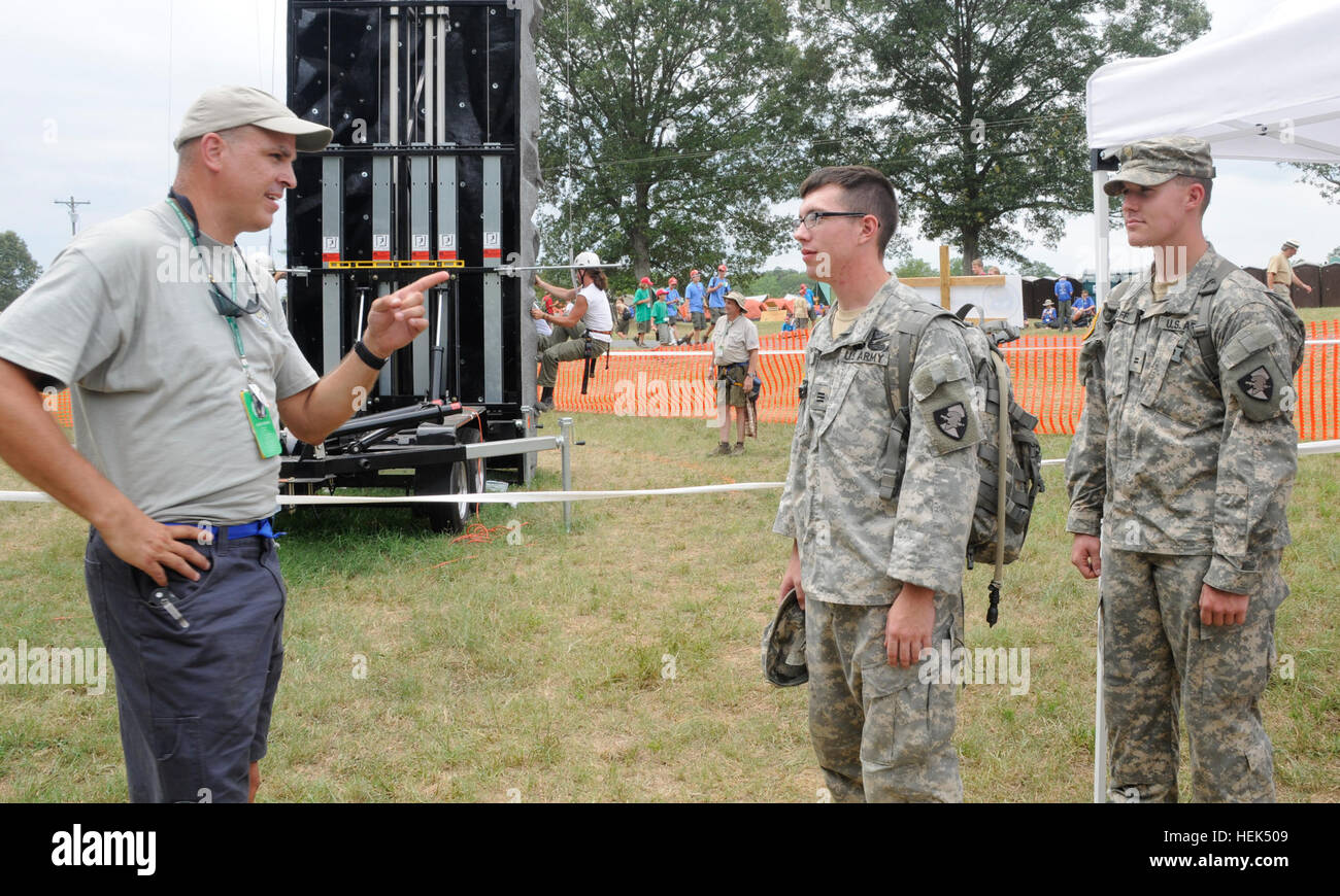 US-Armee Generalmajor David Little, 18. Airborne Corps Operations Analyst von Fort Bragg, N.C., spricht mit U.S. Military Academy in West Point Kadetten an das Klettern Wand Ausstellung während der Boy Scouts of America 2010 National Scout Jamboree Juli 27. Entsprechend wenig kann die Ausstellung bis zu 900 Scouts pro Tag, entspricht einer ungefähren 10.000 Pfadfinder im Laufe der Veranstaltung bedienen. Armee-Major hilft Scouts werden "Rockstars" 304419 Stockfoto