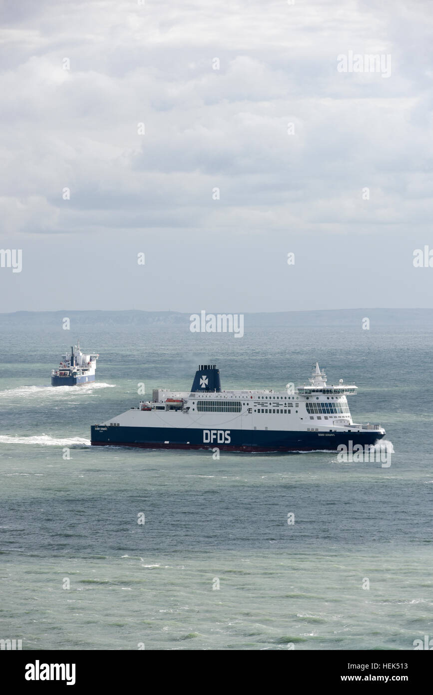 Fähre nähert sich der Hafen von Dover, Kent, Großbritannien Stockfoto