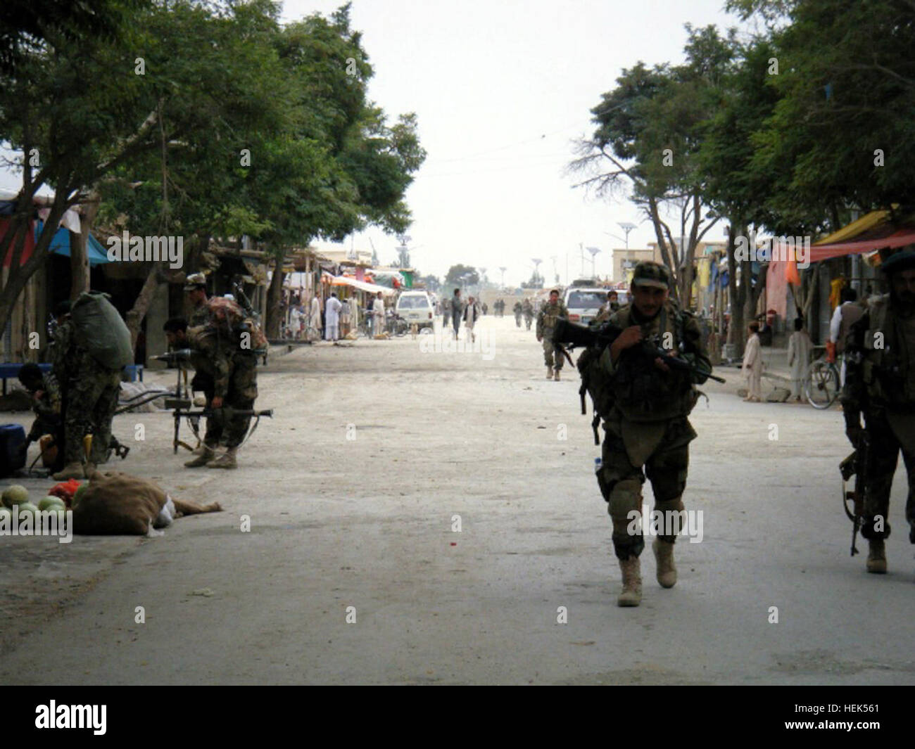 Afghan National Security Forces Soldaten patrouillieren Gemeinden in der Provinz Ghazni Afghanistans bei einem Luftangriff zur Unterstützung Betrieb Shamshir 3. August 2010. (US Army Foto/freigegeben) Afghan National Security Forces Soldaten patrouillieren Gemeinden in der Provinz Ghazni Afghanistans bei einem Luftangriff zur Unterstützung Betrieb Shamshir 3. August 2010 100803-A-TW583-003 Stockfoto