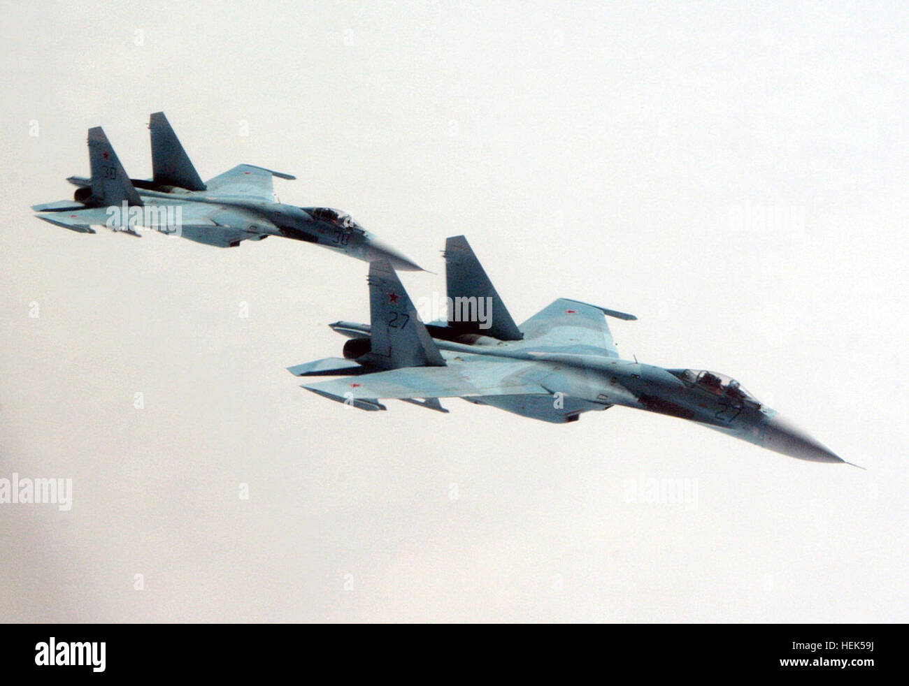 Ein paar der russischen Luftwaffe Su-27 Flanker Flugzeuge einer simulierten entführten Flugzeugs der Gulfstream G-400 (G-IV) während der abfangen Übung wachsam Adler während des Fluges über dem Pazifischen Ozean 9. August 2010. Wachsam Eagle ist eine gemeinsame Übung zwischen den North American Aerospace Defense Command und der russischen Luftwaffe. (US Armee-Foto von Major Mike Humphreys/freigegeben) Zwei Flugzeuge der Russischen Su-27 Flanker Stockfoto