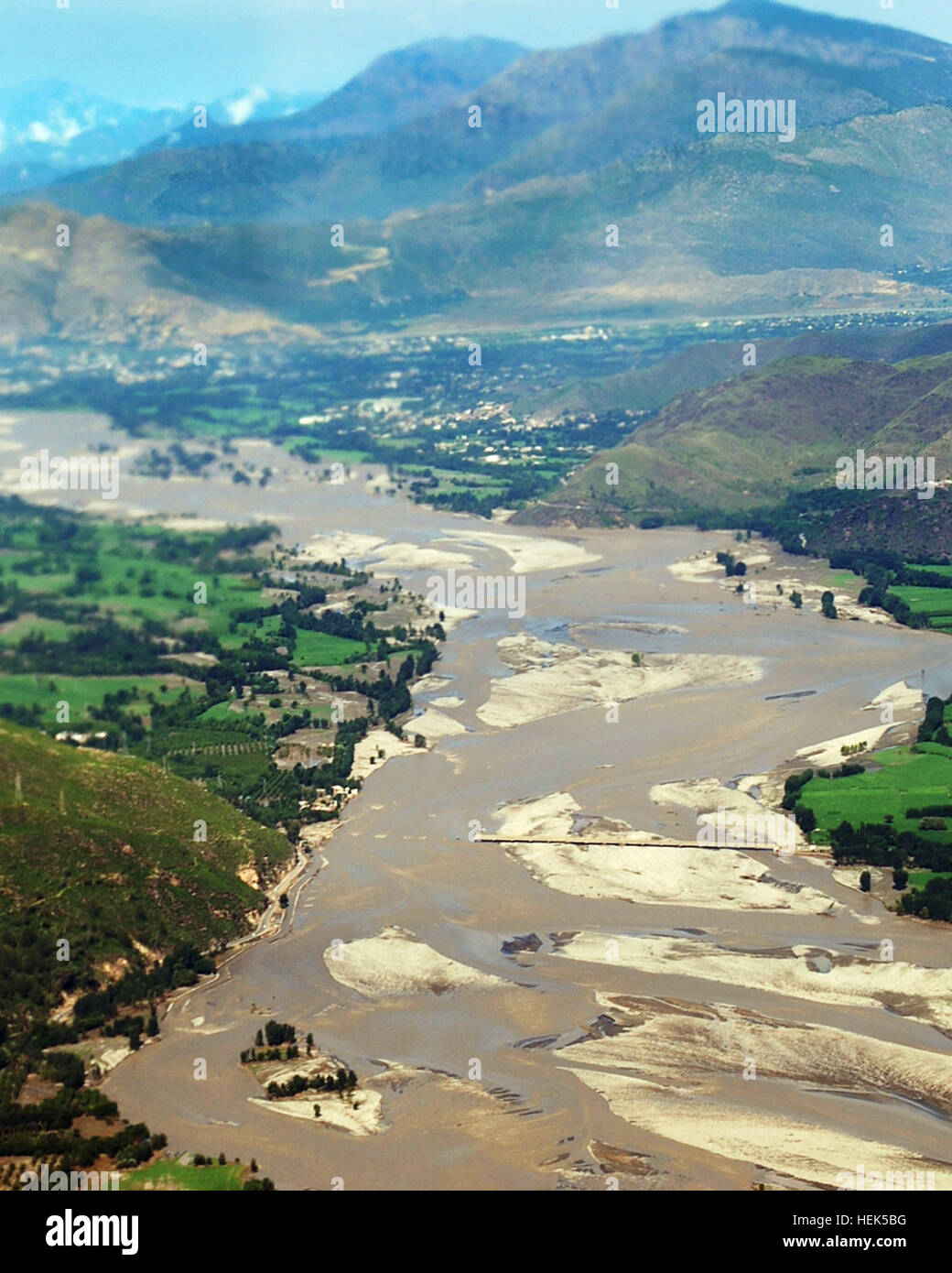 Ein US-Armee CH-47 Chinook-Hubschrauber mit Bravo Company, Task Force Raptor fliegt 3. Combat Aviation Brigade über eine Brücke im Swat-Tal in Pakistan 11. August 2010. Die Brücke wurde durch Hochwasser zerstört. (US Armee-Foto von Sgt Monica K. Smith/freigegeben) Flut betroffenen Bereich im Swat-Tal, Pakistan Stockfoto