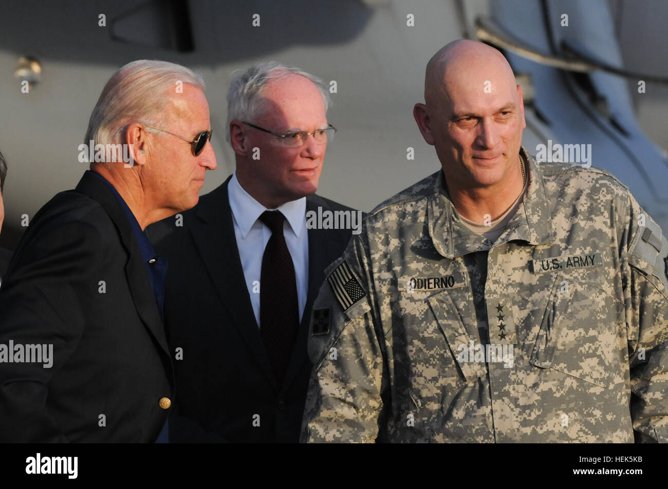 US-Vizepräsident Joseph R. Biden wird von General Raymond Odierno, United States Forces-Irak Kommandierender general und James Jeffrey, der US-Botschafter in den Irak, nach der Landung am Sather Air Force Base, Aug 30 begrüßt. Vize-Präsident Joe Biden kommt in Bagdad 313994 Stockfoto