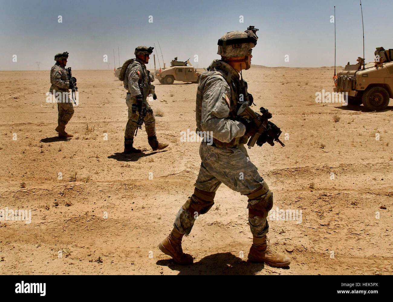 Soldaten mit der 1. Staffel, 33. Kavallerieregiment, 3rd Brigade Combat Team, 101. US-Luftlandedivision gehen in Richtung einer zerbombten Gebäude nach Aufständischen suchen, die die Soldaten während der Operation Starlite, einer neuntägigen Mission in Salah Ah Din Provinz Irak angegriffen hatte. Die Mission wurde durchgeführt, um den Bereich der irakischen Streitkräfte Anti befreien. 1-33 CAV Operation Starlite 25921 Stockfoto