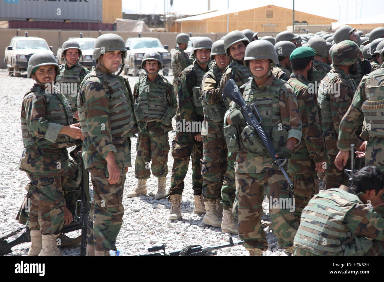 Afghan National Army Soldaten versammeln sich am Forward Operating Base Wilson, Zhari Bezirk, Afghanistan, 21. September 2010, anlässlich eines Besuches von britische Armee Generalmajor Nick Carter, der Kommandeur der regionalen Kommando Süd. (Foto: U.S. Army CPL Robert Thaler/freigegeben) FOB Wilson Operationen 100921-A-KG159-063 Stockfoto