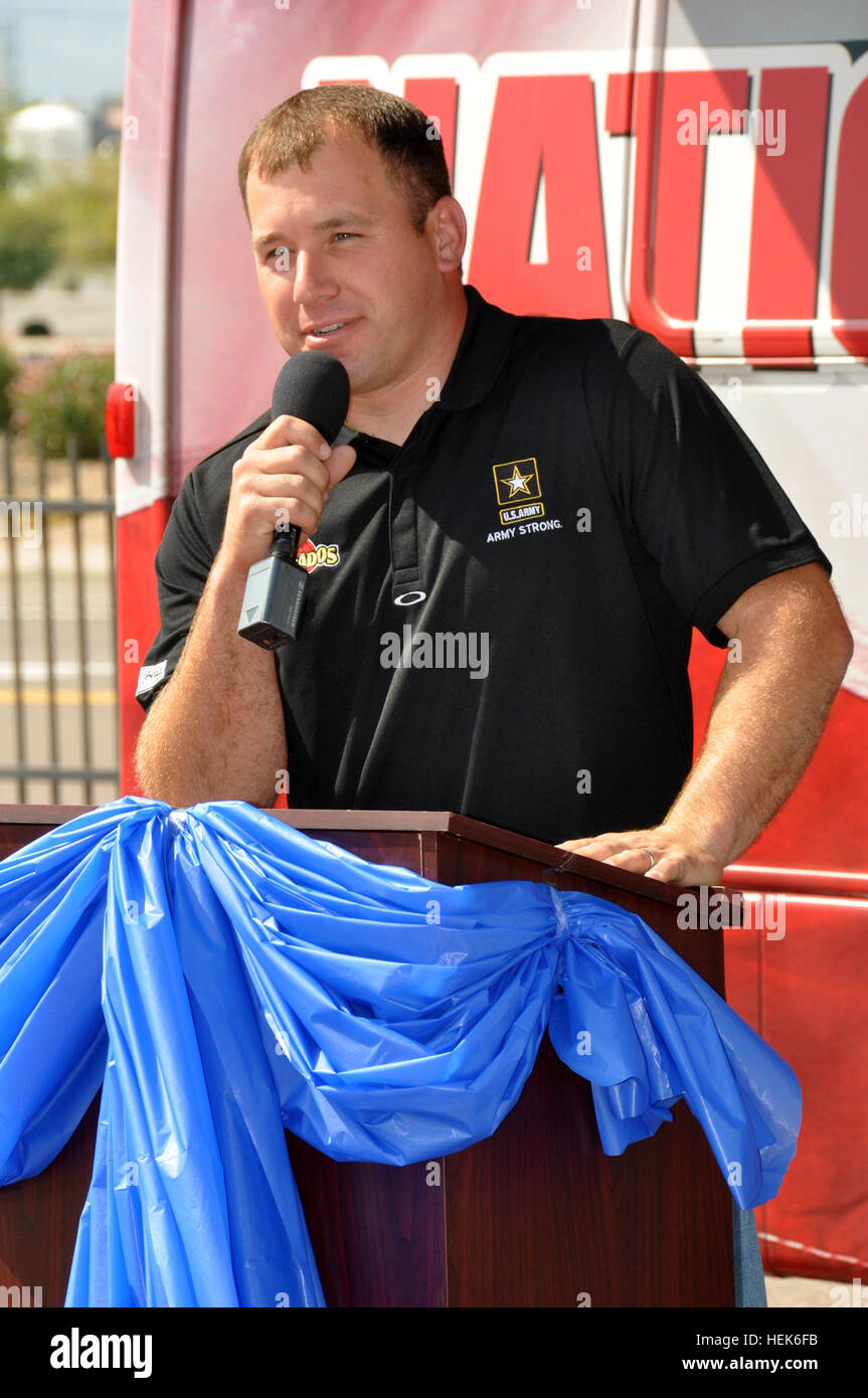 NASCAR-Rennfahrer Ryan Newman zu Arizona National Guard Soldaten spricht vor Spenden 300 NASCAR Karten zur Unterstützung der Truppen an der Papago Park militärische Reservierung, Phoenix, Arizona, Okt. 6. Mehr als 200 Soldaten besuchte die Veranstaltung und die US Army Autofahrer Newman Autogramme und machte Fotos mit viele der Soldaten. Ryan Newman gibt Nationalgarde 300 NASCAR Karten 329137 Stockfoto