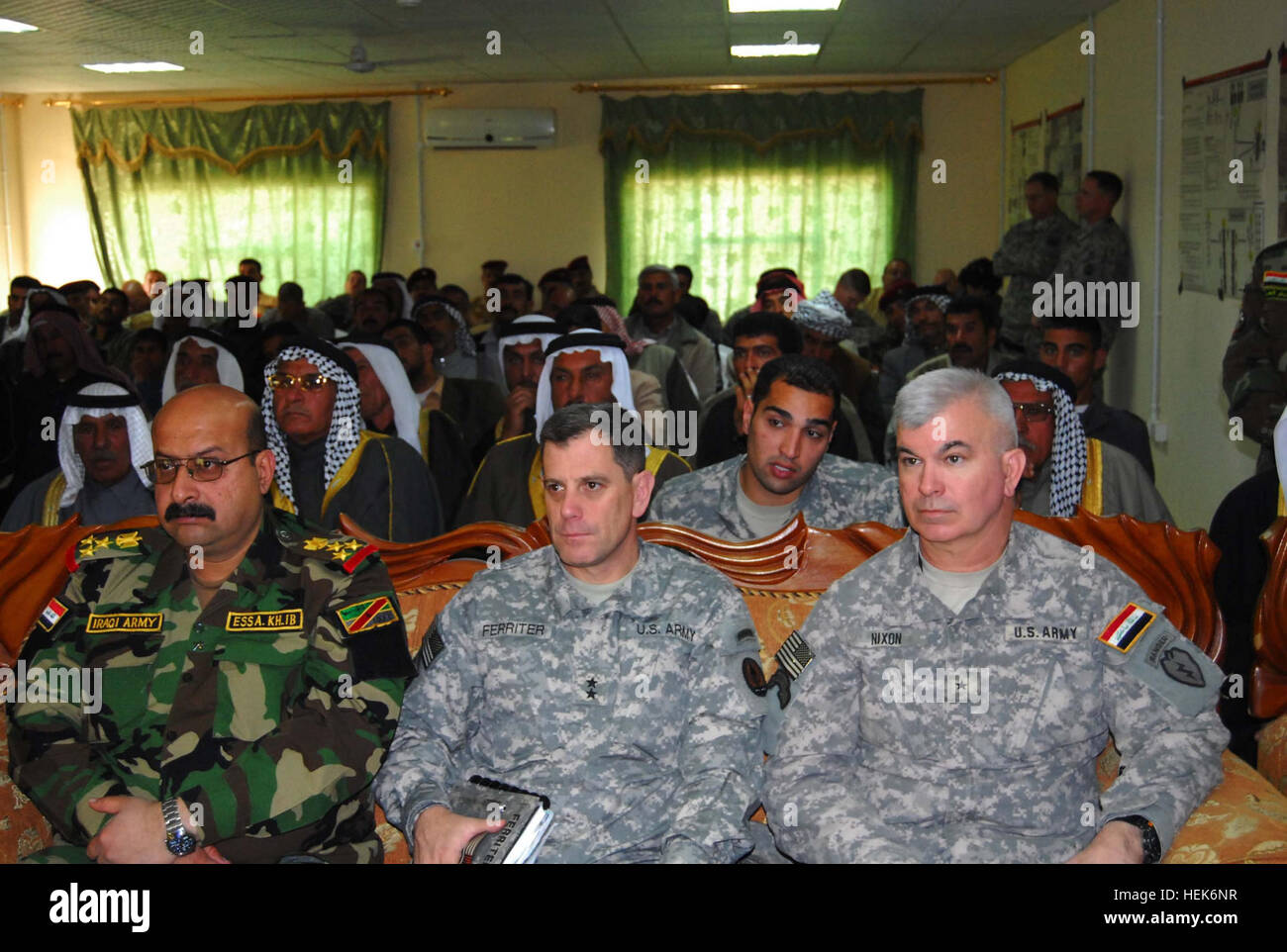 Generalmajor Michael Ferriter, stellvertretender Kommandeur general, Operationen, Multi-National Corps - Irak und kommandierenden General, Major General Craig Nixon 25. Infanterie-Division, Rückmeldungen, die die Übertragung der Söhne des Irak Kontrolle von Koalitionstruppen an die Regierung des Irak auf Forward Operating Base Montini in Balad anhören. Salah ah Din Provinz, das umfasst Balad, bereitet sich auf SoI Kontrolle am 1. April umdrehen. Übertragung der Söhne des Irak Kontrolle 152944 Stockfoto