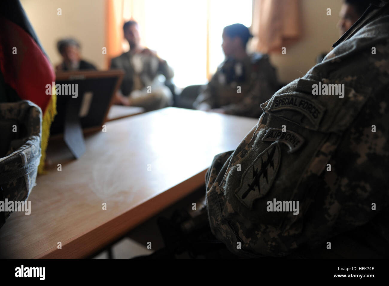 US-Armeesoldaten zugewiesen, Special Operations Task Force - Ost, Treffen mit afghanischen Einheimischen um Sicherheit und Verbesserung in das Dorf Jan Qadam diskutieren Parwan Provinz, Afghanistan, 31. Oktober 2010.  (Foto: US-Armee Sgt. Justin P. Morelli / veröffentlicht) Parwan Key Leader Engagement, Operation Enduring Freedom 335910 Stockfoto