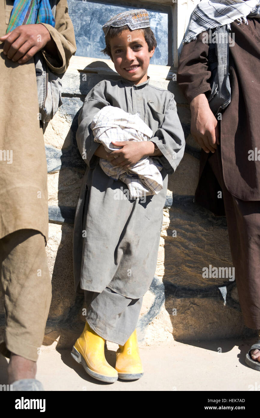 Ein afghanischer Junge Uhren afghanischen Commandos aus 2. Commando Kandak, unterstützt durch die US Army Special Forces, von Special Operations Task Force - Ost, Treffen mit Einheimischen im Dorf von Shey Habad, Sicherheit und Entwicklung in der Provinz Ghazni 7. November diskutieren. Zweite Commando Kandak Patrouillen Ghazni 346500 Stockfoto