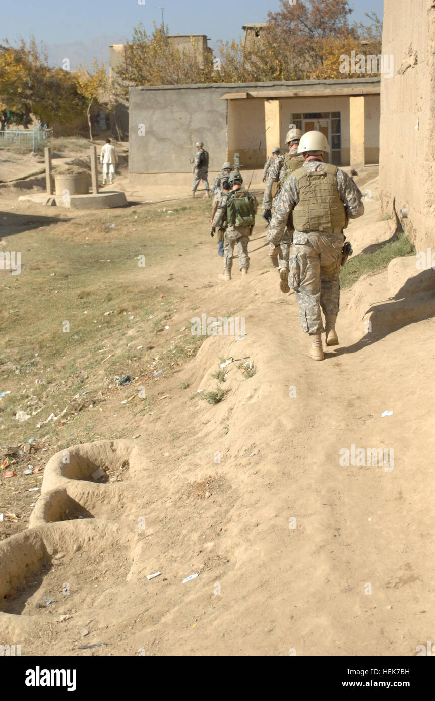 Soldaten von Special Operations Task Force East Fuß entlang einer unbefestigten Weg schneidet die Nachbarschaften von Jan Qadam Dorf, Bagram Bezirk, Parwan Provinz, Afghanistan während einer Patrouille November 10. SOTF-E Soldaten sprach mit den Anwohnern und Rapport mit dem Dorf, auf ältere, Frauen, Männer und Kinder gegründet. (Foto: U.S. Air Force 1.. Lt. Neil Samson) (Freigegeben) Jan Qadam Dorf Präsenz Patrouille 339065 Stockfoto