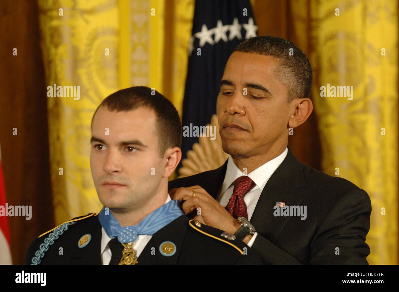 Prasident Barack Obama Stellt Die Medal Of Honor Fur Us Army Staff Sgt Salvatore Giunta Wahrend Einer Preisverleihung Im East Room Des Weissen Hauses In Washington D C 16 November 2010 Giunta Erhielten