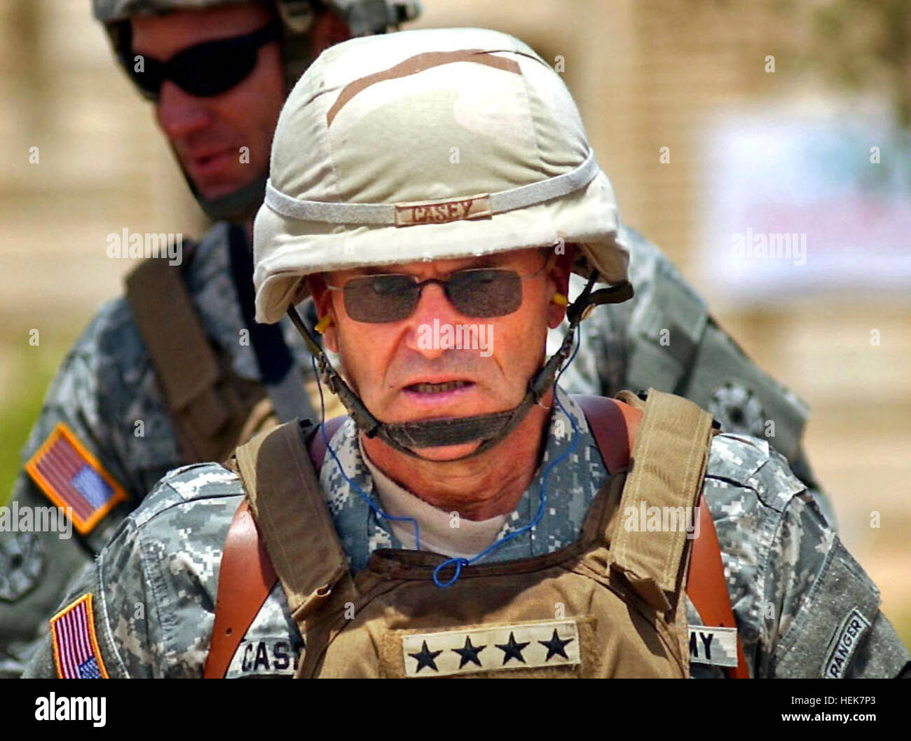 US Army General George Casey, Kommandant, Multi-nationalen Kräfte-Irak, kommt auf Forward Operating Base Dolch in Tikrit, Irak, eine Zeremonie die 4. irakische Armee-Division übernimmt die Führung über die Sicherheit für die Provinzen Sulymaniya, Salah Ah Din und Kirkuk. Die Übernahme von Verantwortung ist der fünfzig-Prozent-Marke auf primäre Kontrolle über den Irak von irakischen Sicherheitskräften. (Foto: U.S. Army Staff Sgt Russell Lee Klika) (Freigegeben) General Casey im Irak Stockfoto