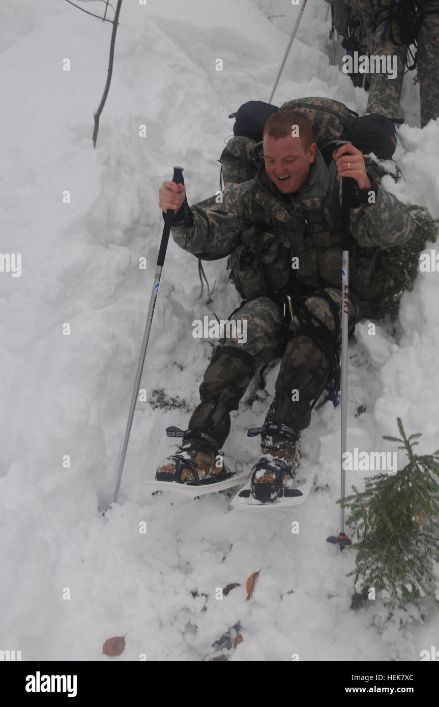 BOHINJSKA BELA, Slowenien--Sgt. Dylan Fessler mit US Army Europe 172. Infanteriebrigade verhandelt und Hindernis während Berg Kriegsführung Ausbildung hier an die slowenischen Streitkräfte Mountain Training Center 3 Dez. Soldaten die 172. Infanteriebrigade beteiligte sich an den Berg Kriegsführung training mit Schwierigkeiten im Berg Betrieb vertraut zu machen. (US Army Phot von Sgt. Joel Salgado) 172. slowenischen Mountainbike Training (5230086860) Stockfoto