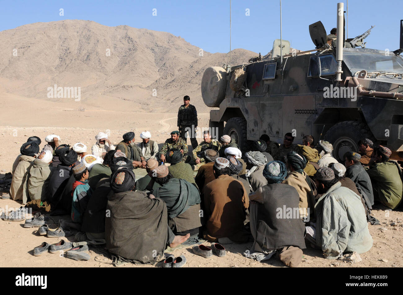 TANGI Tal, Afghanistan – 4. Kandak, 4. Brigade, 205. Korps, Kommandant, Oberst Said Matine und Generalmajor David French, australische Commander für Combat Team C, Kampfgruppe Tiger Disscus den Bau einer neuen Patrouille Basis in Tangi Tal, während ein Asura mit lokalen Villagres 29. Dezember 2010. Fuß-Patrouille durch Tangi Tal 356771 Stockfoto